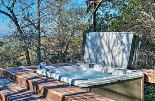 Columbia House | Hot Tub and Mtn Views Peaceful Columbia Retreat!