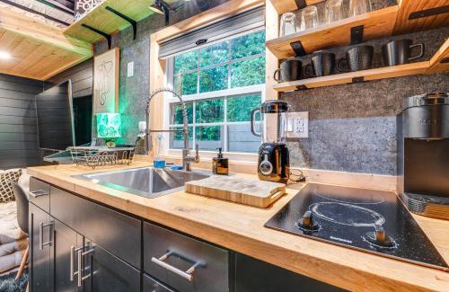 Church Street Apartment | Hot Tub and Patio Private Couples Escape in ATL