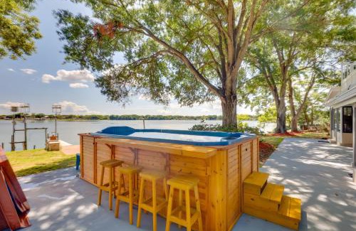 Orient Park House | Hot Tub and Pool Retreat on Bellows Lake!