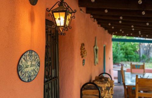 Taos House | Hot Tub, Artsy Family Adobe, 4mins Plaza! Private Deck & Yard