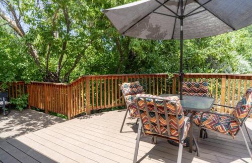 Taos House | Hot Tub, Artsy Family Adobe, 4mins Plaza! Private Deck & Yard