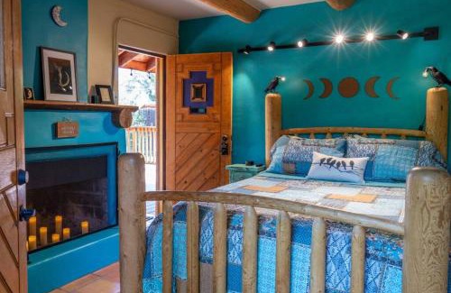 Taos House | Hot Tub, Artsy Family Adobe, 4mins Plaza! Private Deck & Yard