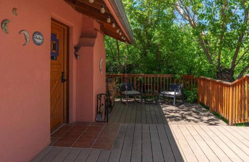 Taos House | Hot Tub, Artsy Family Adobe, 4mins Plaza! Private Deck & Yard