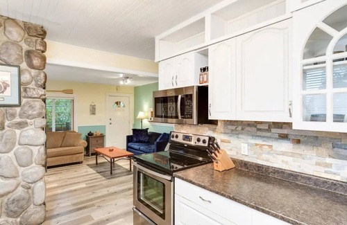 Youbou Cottage | ☀Hot Tub by the Lake☀ Sleeps 10 Huge Outdoor Space