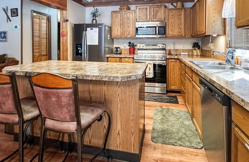 Donnelly Cabin | Hot Tub Cabin Near Lake | Pet-Friendly & Peaceful