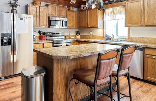 Donnelly Cabin | Hot Tub Cabin Near Lake | Pet-Friendly & Peaceful