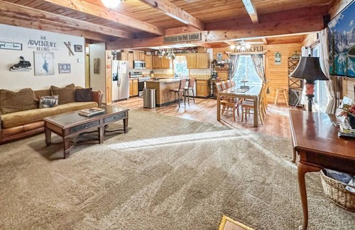 Donnelly Cabin | Hot Tub Cabin Near Lake | Pet-Friendly & Peaceful