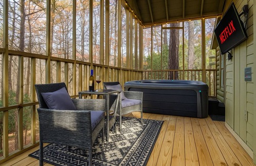 Sautee Nacoochee Cabin | Hot Tub Cabin Outdoor TV 6 Mi from Helen