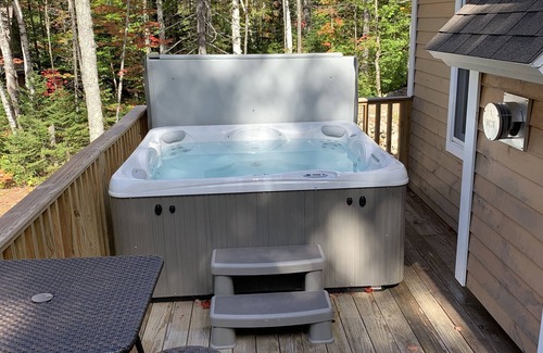 Carrabassett Valley House | HOT TUB! Close to Sugarloaf! Outdoor Paradise! Pac-Man! Fall hiking and biking!