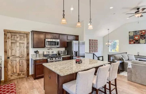 Florissant House | HOT TUB ~ Corner-Lot ~ Lux. Mnt. Lvng.~ No Pet Fee ~ Starlink ~ Family Fun!