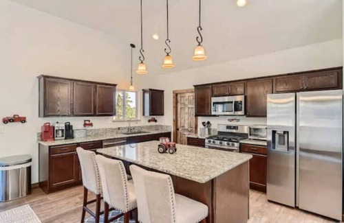 Florissant House | HOT TUB ~ Corner-Lot ~ Lux. Mnt. Lvng.~ No Pet Fee ~ Starlink ~ Family Fun!