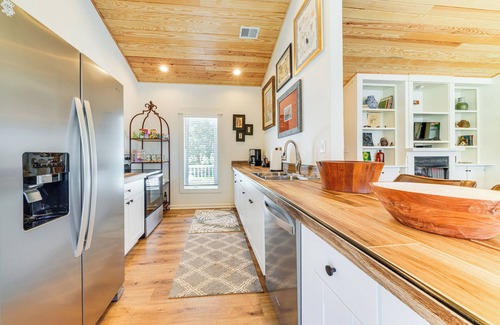 Buechel House | Hot Tub, Deck & Fire Pit: Chic Louisville Home!
