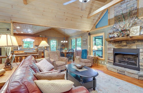 McCaysville Cabin | Hot Tub, Decks & Creek Access: McCaysville Cabin!