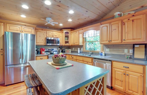 McCaysville Cabin | Hot Tub, Decks & Creek Access: McCaysville Cabin!