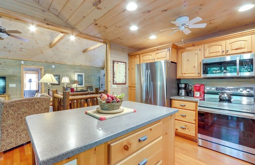McCaysville Cabin | Hot Tub, Decks & Creek Access: McCaysville Cabin!