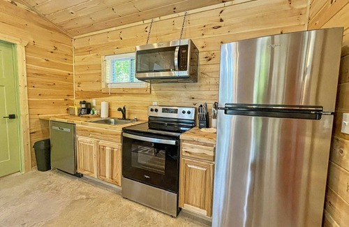Rocky Grove House | Hot Tub Dog-Friendly Free Dollywood Ticket Perfect for 2 (Hiker's Nest)