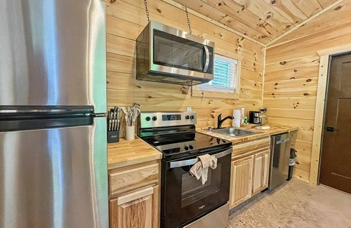 Rocky Grove House | Hot Tub Dog-Friendly Free Dollywood ticket Perfect for 2 (Dragonfly)