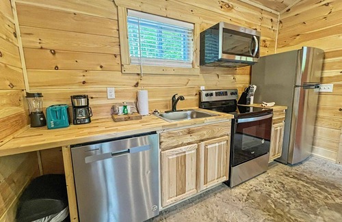 Rocky Grove House | Hot Tub Dog-Friendly Free Dollywood Ticket Perfect for 2 (Sunshine)