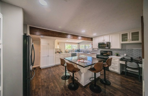 Grand Rivers House | Hot Tub + Fire pit + Corn Hole + BBQ + Game Room + Spa Bath