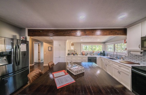 Grand Rivers House | Hot Tub + Fire pit + Corn Hole + BBQ + Game Room + Spa Bath