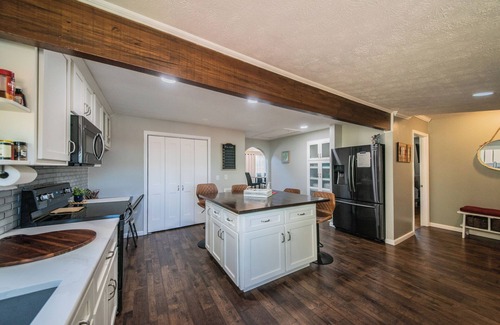 Grand Rivers House | Hot Tub + Fire pit + Corn Hole + BBQ + Game Room + Spa Bath
