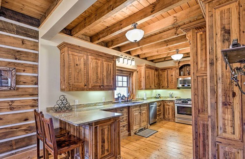 Franklin Cabin | Hot Tub & Fire Pit: Getaway Near Nantahala Gorge!