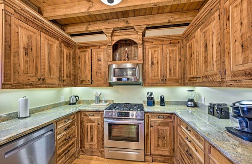 Franklin Cabin | Hot Tub & Fire Pit: Getaway Near Nantahala Gorge!