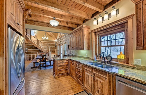 Franklin Cabin | Hot Tub & Fire Pit: Getaway Near Nantahala Gorge!