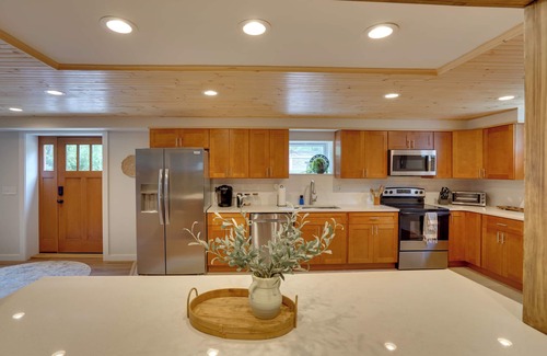 East Durham House | Hot Tub, Fire Pit: Pet-Friendly Freehold Home!