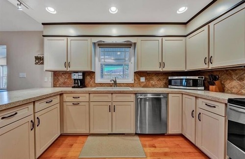 Huddleston House | HOT TUB, FIRE PIT, PET FRIENDLY! Come visit 'Longhaven"!