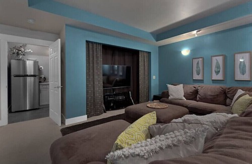 Missoula House | Hot tub, Fire Pit, Ping Pong, & New Kitchen. Family Friendly Garden City Getaway