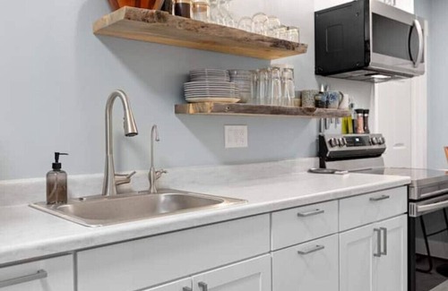 Missoula House | Hot tub, Fire Pit, Ping Pong, & New Kitchen. Family Friendly Garden City Getaway