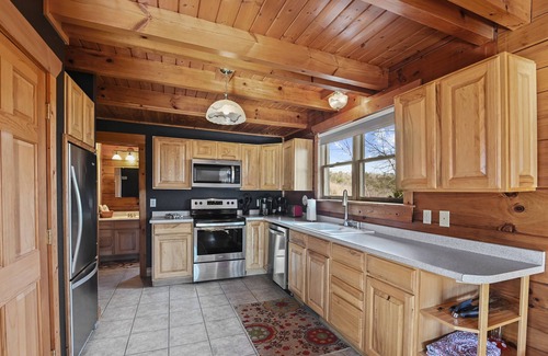 Laurel Lakes Cabin | Hot Tub & Fire Pit, Quiet Retreat