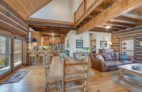 Franklin Cabin | Hot Tub & Fire Pit: Secluded Gem in Franklin