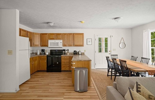 Mount Jackson House | Hot Tub, Fire Pit, Grill, Screened Porch & WiFi