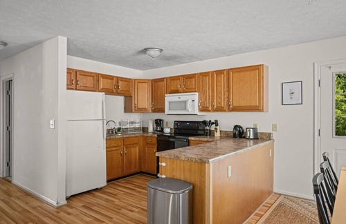 Mount Jackson House | Hot Tub, Fire Pit, Grill, Screened Porch & WiFi