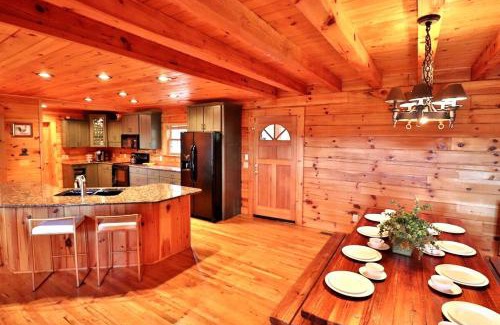 Waynesville House | Hot Tub, Fire Pit, Views, Starlink Wi-fi
