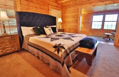 Waynesville House | Hot Tub, Fire Pit, Views, Starlink Wi-fi