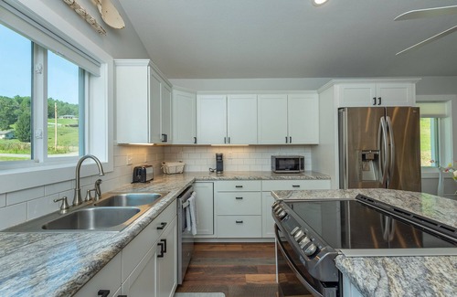 Burnsville Cottage | Hot Tub+Fire Pit, WiFi, Close to AVL+Burnsville! Perfect Location! Easy Access!