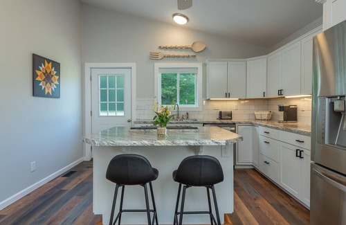 Burnsville Cottage | Hot Tub+Fire Pit, WiFi, Close to AVL+Burnsville! Perfect Location! Easy Access!