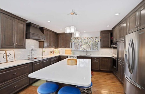 University Park House | Hot Tub, Firepit, Backyard Oasis- Pet Friendly!