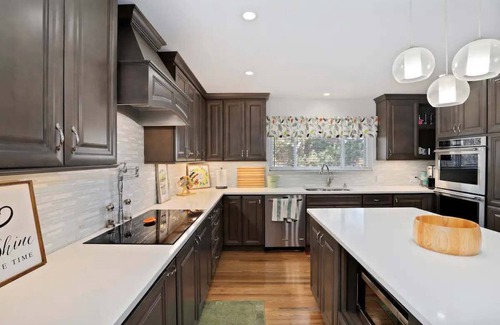 University Park House | Hot Tub, Firepit, Backyard Oasis- Pet Friendly!