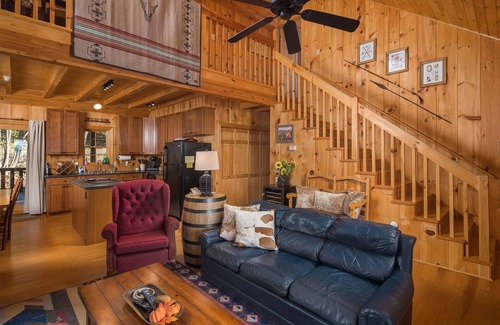 West Jefferson Cabin | Hot Tub + Fireplace = The Perfect Sept Getaway @ Above The Clouds