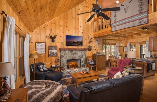 West Jefferson Cabin | Hot Tub + Fireplace = The Perfect Sept Getaway @ Above The Clouds