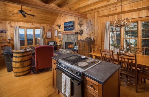 West Jefferson Cabin | Hot Tub + Fireplace = The Perfect Sept Getaway @ Above The Clouds