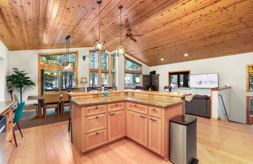 Truckee Apartment | Hot Tub, Game Area, Open Floor Plan, Large Kitchen
