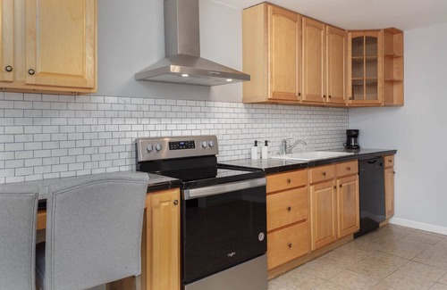 Mars Hill House | Hot Tub, Game Room ✯ 20 min to Downtown Asheville! One Mile to Mars Hill University!