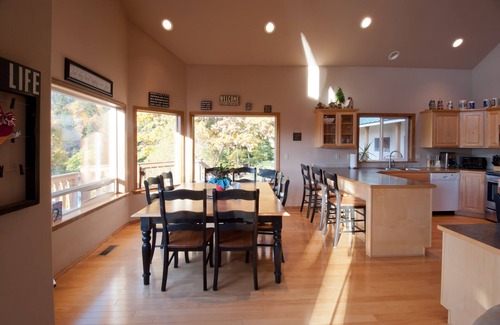 Leavenworth House | Hot Tub~ Game Room~ Fast WiFi & 1 Mile from Town