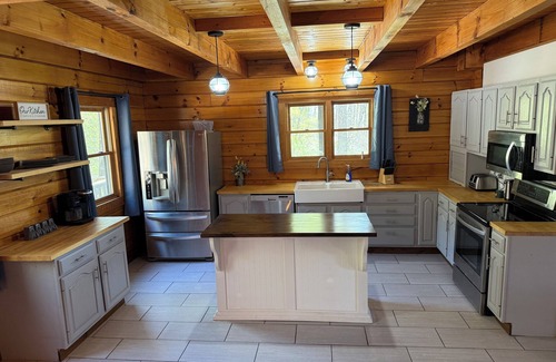 Chillicothe Cabin | Hot tub, game room