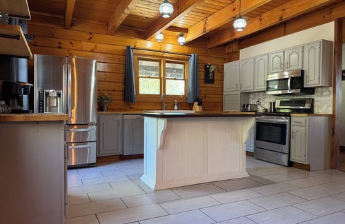 Chillicothe Cabin | Hot tub, game room